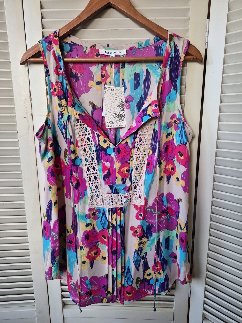 Black Rainn NWT Floral Sleeveless Tank Size Medium